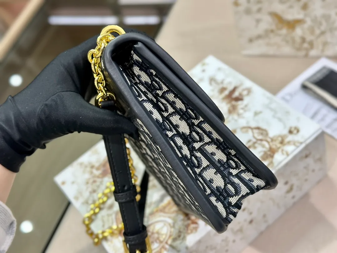 Dior 30 Montaigne Handbag