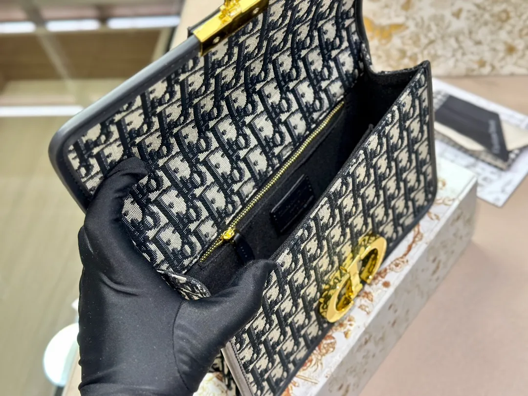 Dior 30 Montaigne Handbag