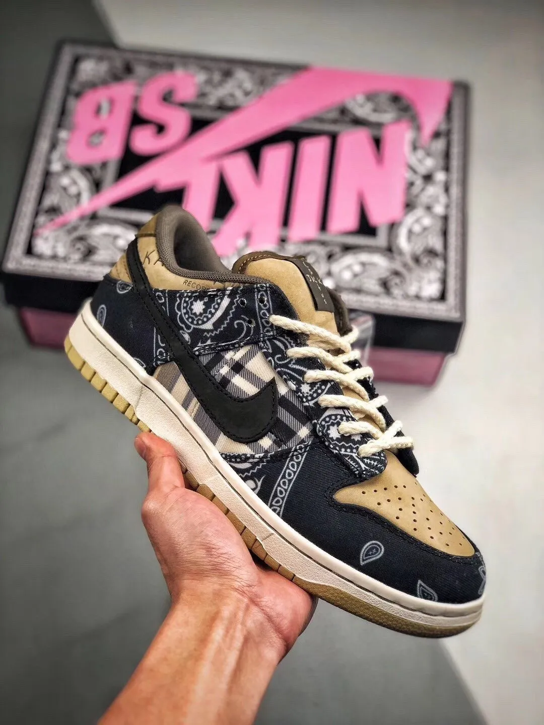Travis Scott x Nike SB Dunk Low Black/Parachute Beige-Petra Brown