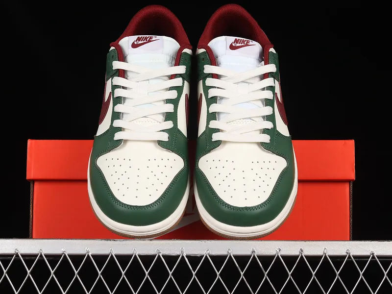 SB DUNK LOW GORGE GREEN/WHITE/TEAM RED/GUM MEDIUM BROWN