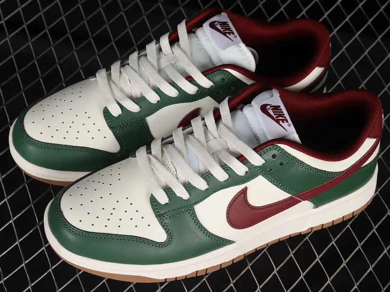 SB DUNK LOW GORGE GREEN/WHITE/TEAM RED/GUM MEDIUM BROWN