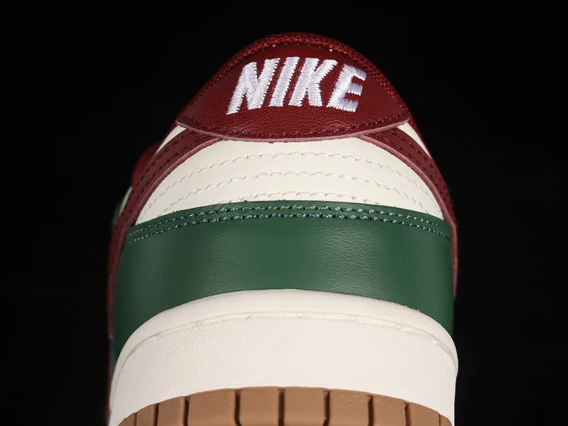 SB DUNK LOW GORGE GREEN/WHITE/TEAM RED/GUM MEDIUM BROWN