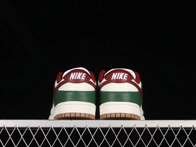 SB DUNK LOW GORGE GREEN/WHITE/TEAM RED/GUM MEDIUM BROWN