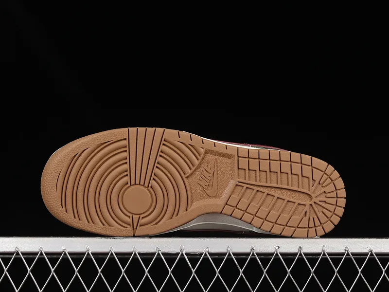 SB DUNK LOW GORGE GREEN/WHITE/TEAM RED/GUM MEDIUM BROWN