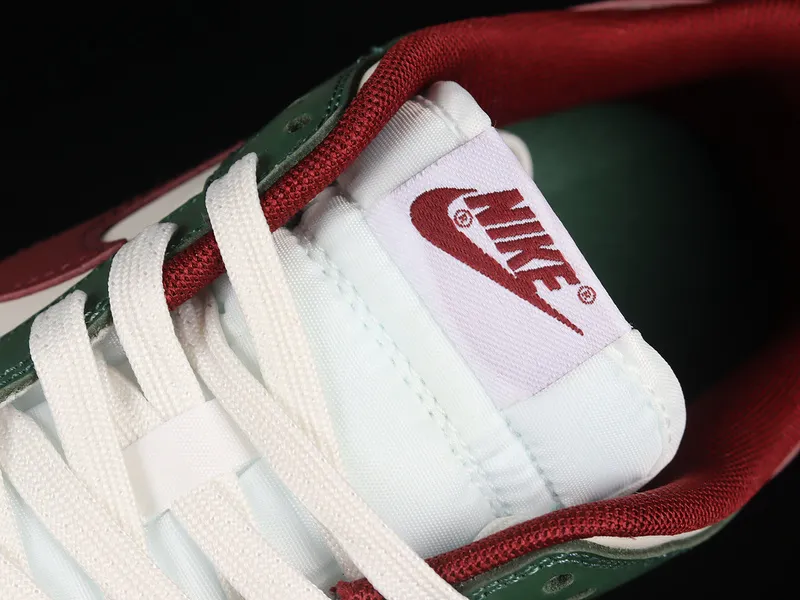 SB DUNK LOW GORGE GREEN/WHITE/TEAM RED/GUM MEDIUM BROWN