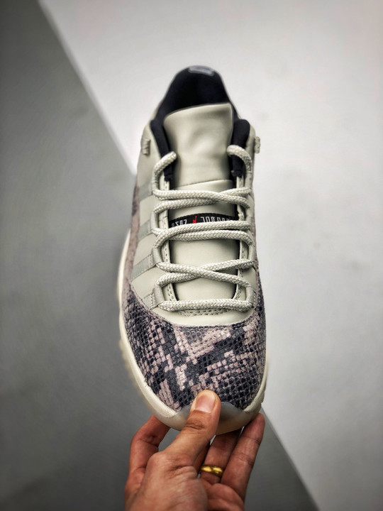 Air jordan 11 low se “snakeskin” light bone/university red-sail-black