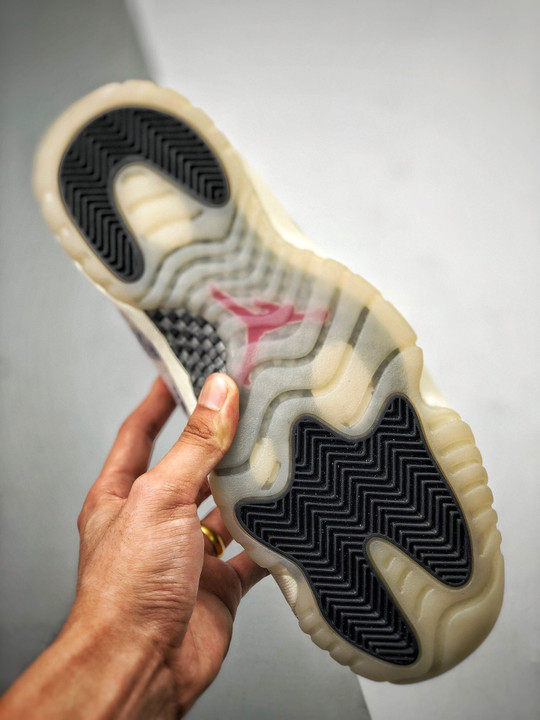 Air jordan 11 low se “snakeskin” light bone/university red-sail-black