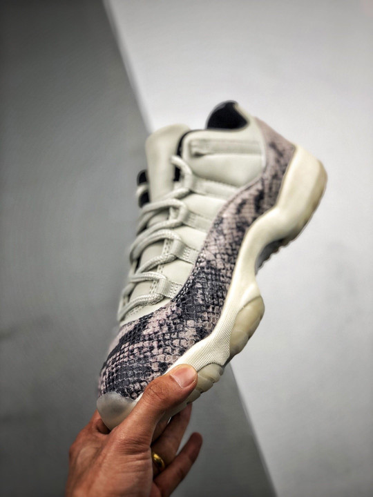 Air jordan 11 low se “snakeskin” light bone/university red-sail-black