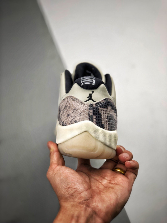 Air jordan 11 low se “snakeskin” light bone/university red-sail-black
