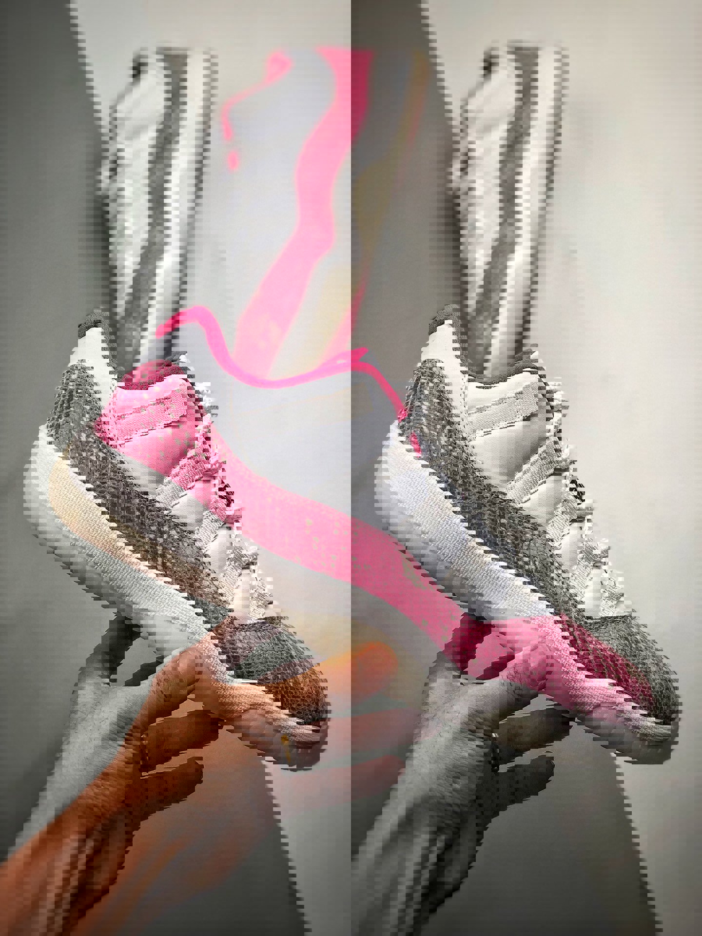 Air jordan 11 low wmns ” pink snakeskin” white/watermelon-black