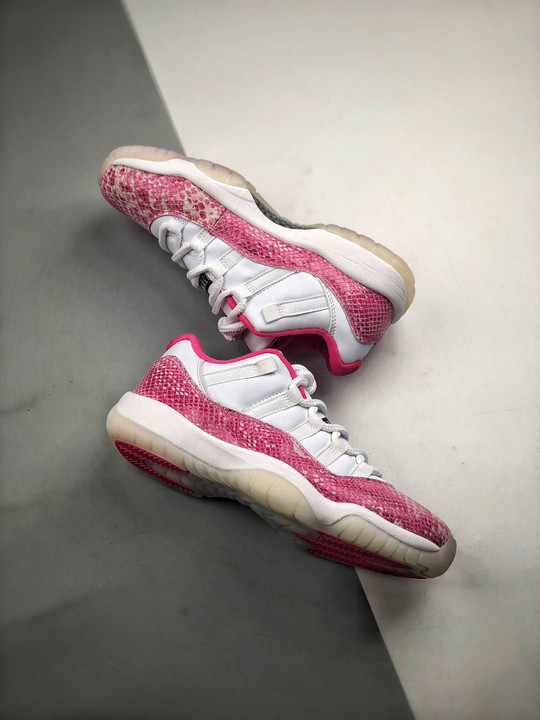 Air jordan 11 low wmns ” pink snakeskin” white/watermelon-black
