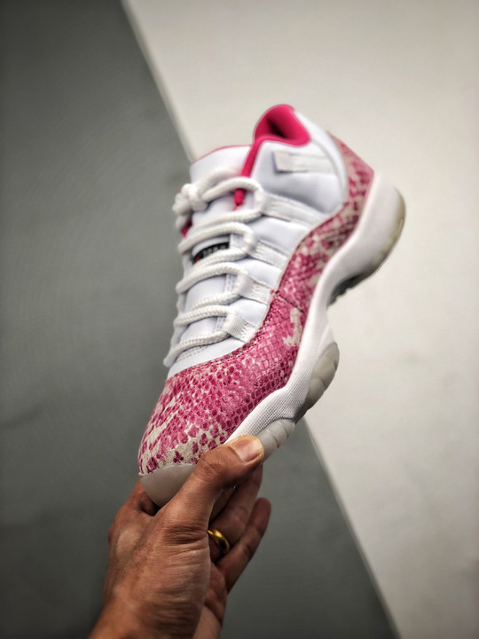 Air jordan 11 low wmns ” pink snakeskin” white/watermelon-black