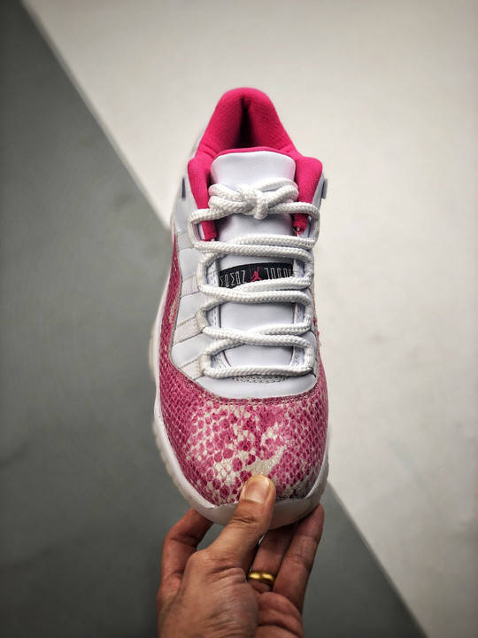 Air jordan 11 low wmns ” pink snakeskin” white/watermelon-black