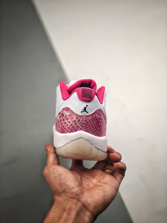 Air jordan 11 low wmns ” pink snakeskin” white/watermelon-black