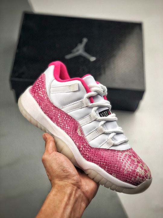 Air jordan 11 low wmns ” pink snakeskin” white/watermelon-black