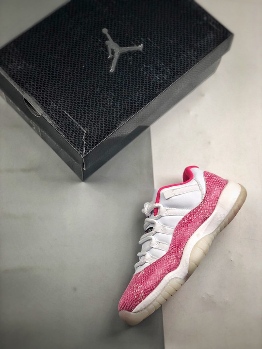 Air jordan 11 low wmns ” pink snakeskin” white/watermelon-black