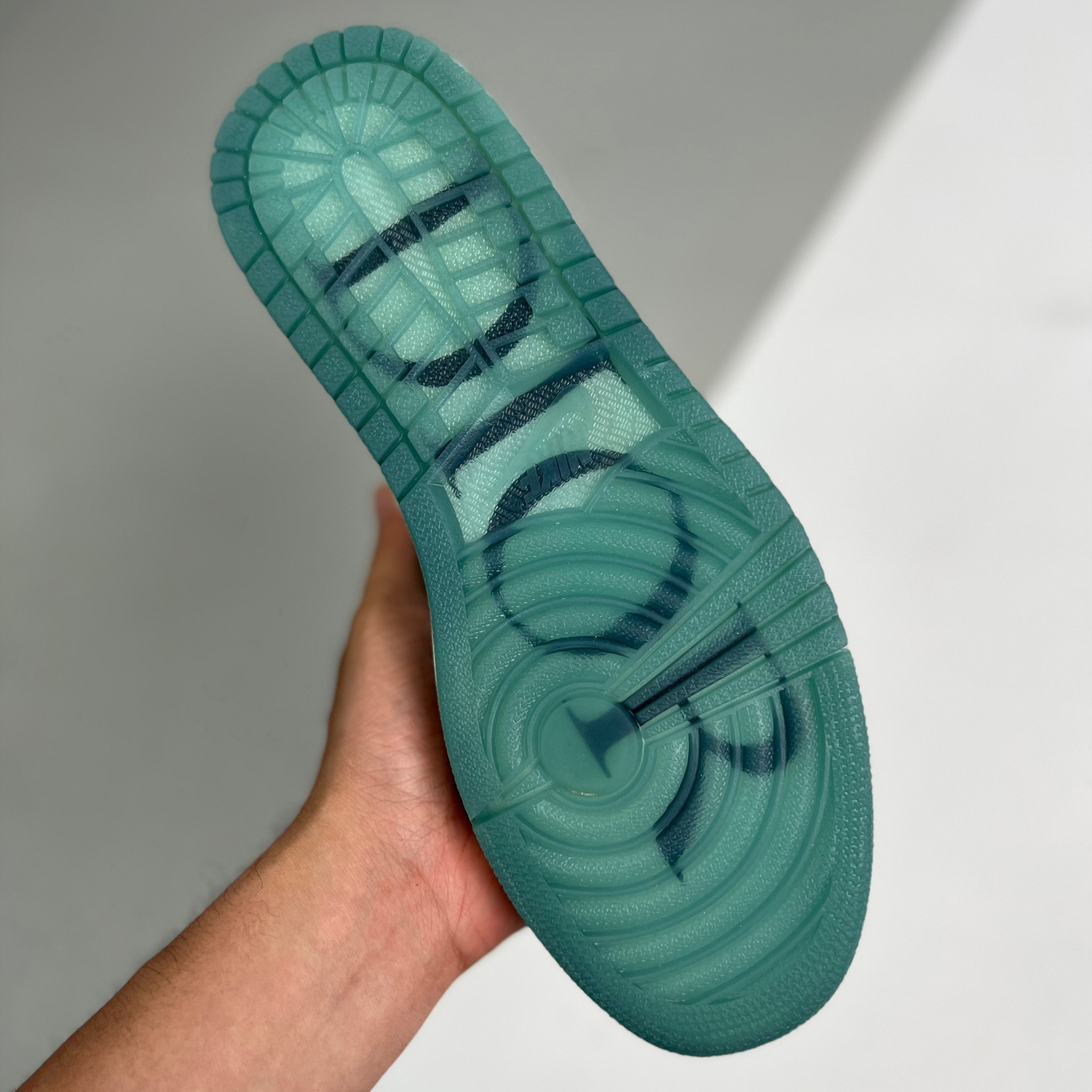 Travis scott x air jordan 1 low x lv 2 – 06dhlh12-204 – full size 36 – 45