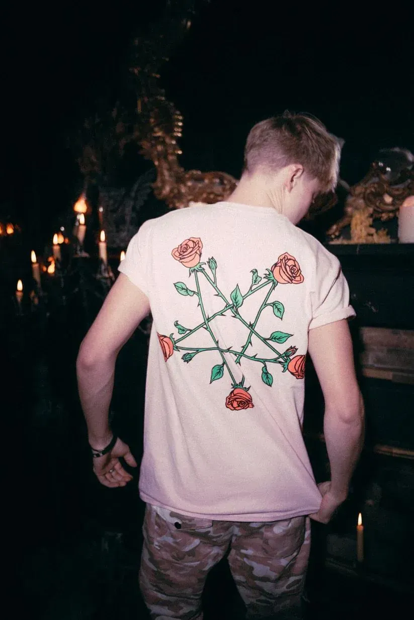 Pentagram roses tee