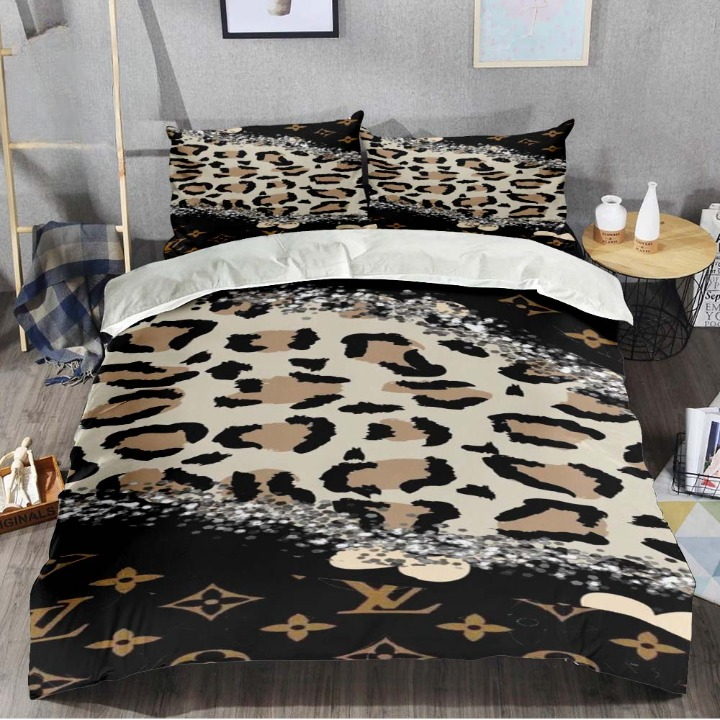 Louis Vuitton Glitter Comparation Of Leopard Print And Black And Golden Monogram Luxury Brand Premium Bedding Set Fashion Style Special Home Decor Collection