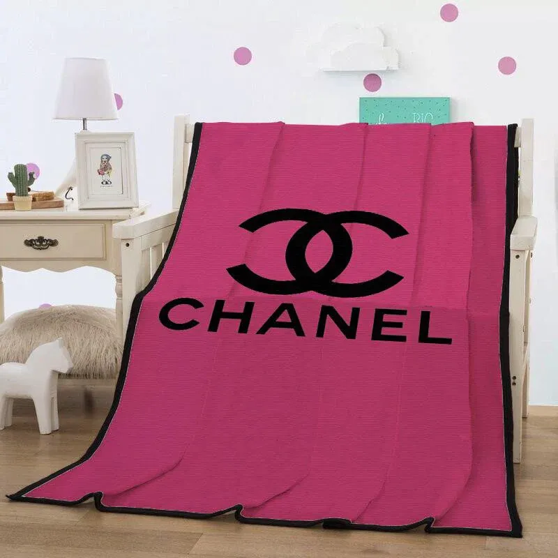 
                chanel pinky new fashion luxury brand blanket fleece comfortable blanket
            
