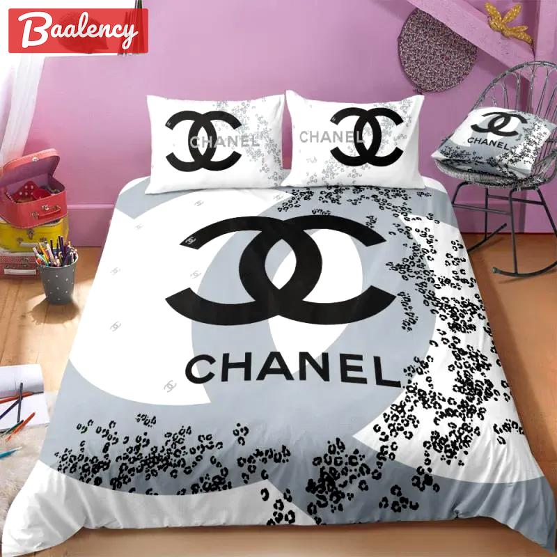 Chanel new hot logo luxury brand bedding sets bedspread duvet cover set, bedroom decor , thanksgiving decorations for home best luxury bed sets gift thankgivings and christmas Bedding Sets