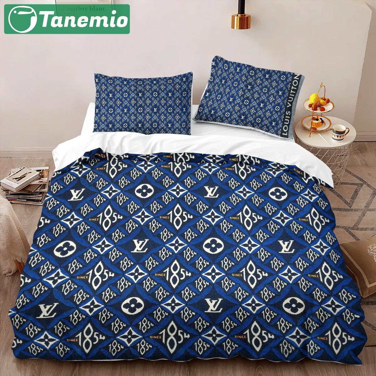 Louis vuitton fashion logo premium luxury brand high-end bedding sets lv, bedroom decor , thanksgiving decorations for home best luxury bed sets gift thankgivings and christmas Bedding Sets