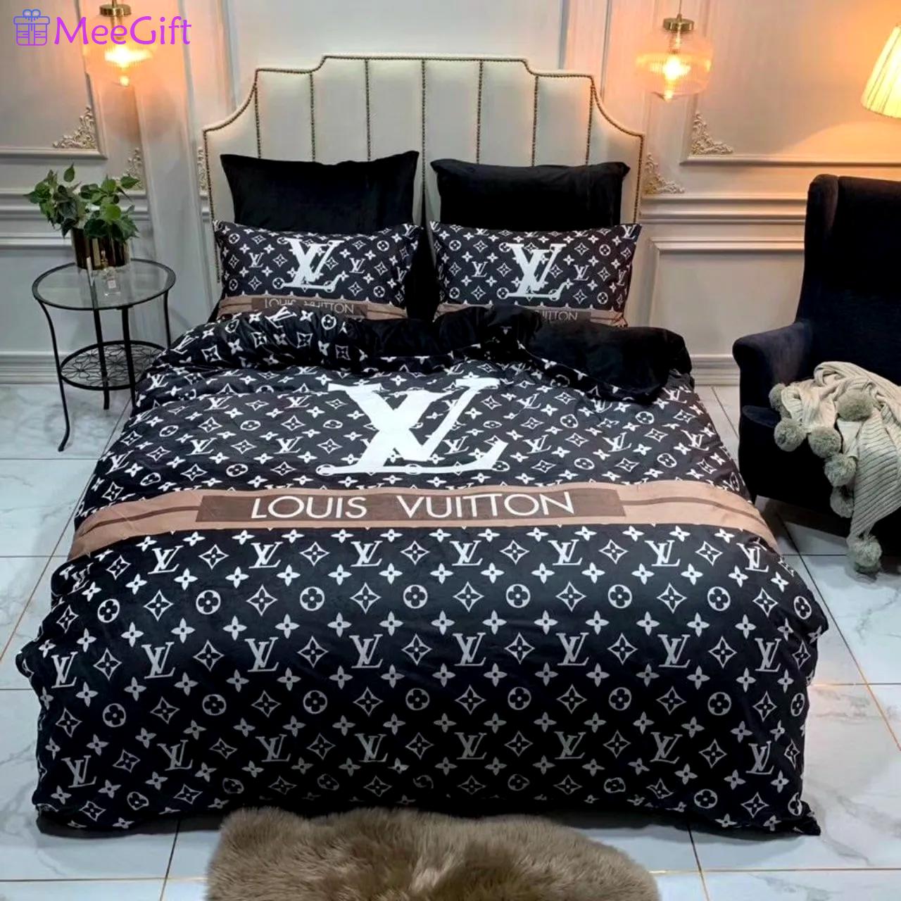 Louis vuitton monogram luxury brand high-end bedding sets lv, bedroom decor , thanksgiving decorations for home best luxury bed sets gift thankgivings and christmas Bedding Sets