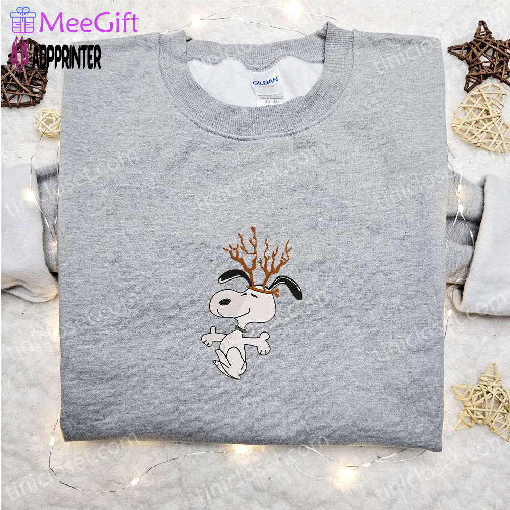 Snoopy reindeer antlers shirt & peanuts cartoon hoodie: best christmas gifts for family Embroidered Shirt
