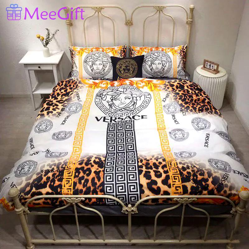 Versace logo leopard luxury brand bedding sets bedspread duvet cover set, bedroom decor , thanksgiving decorations for home  best luxury bed sets gift thankgivings and christmas Bedding Sets