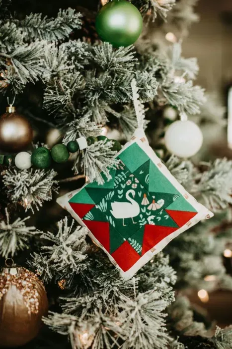Christmas Ornament Quilt: 3 Steps To Make A Simple For Beginners