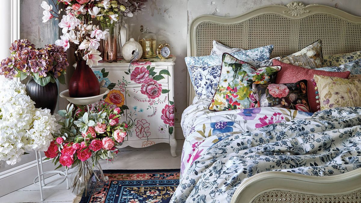 Bed Decoration With Flowers - 5 Tips To Make Your Bed Look Like A Real Garden For Flower Lovers