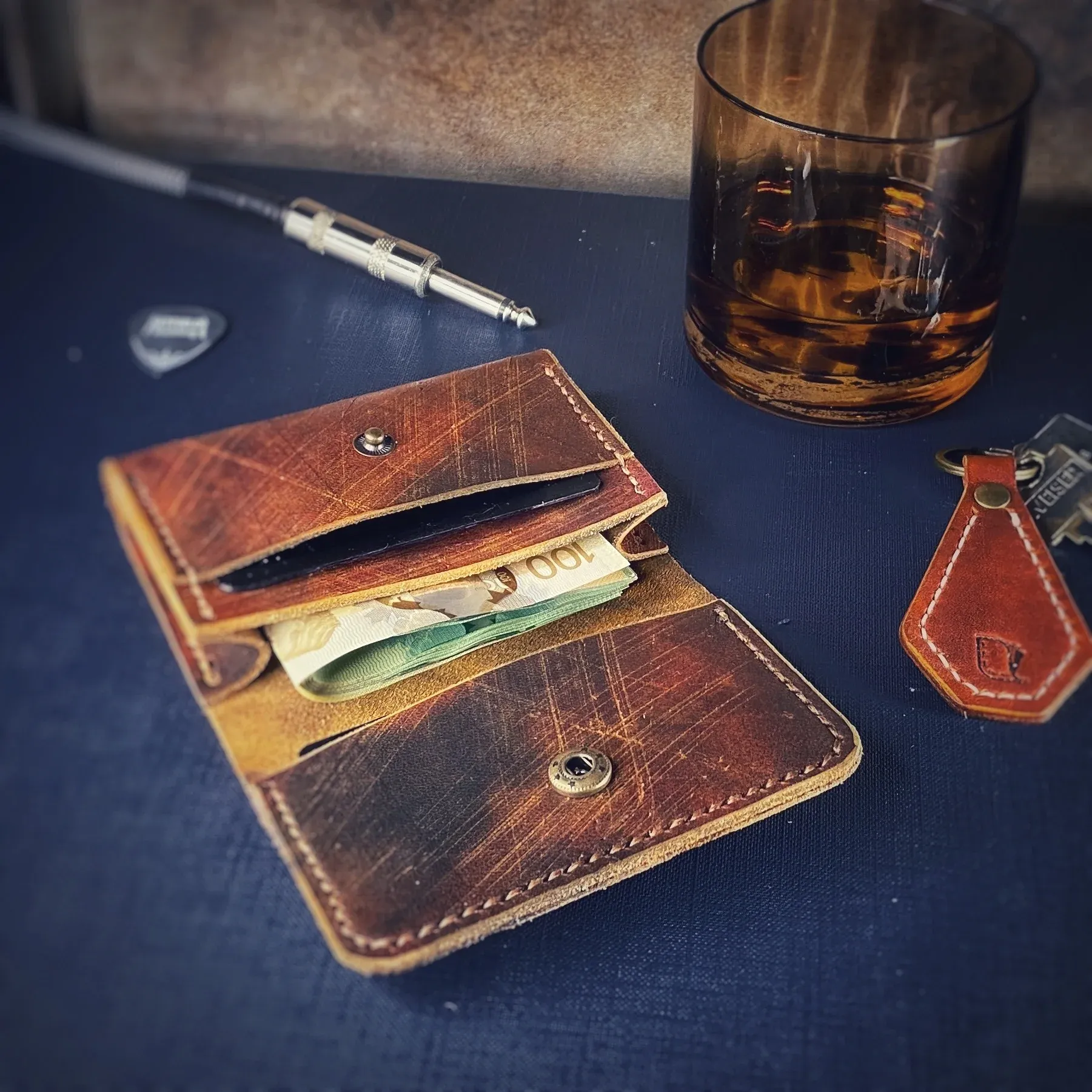 Exploring the Endless Appeal of Leather Wallets: A Blend of Tradition and Modernity