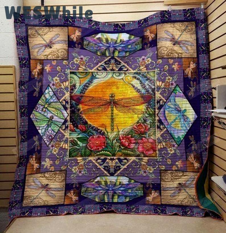 Insect dragonfly in the central with red flowers quilt blanket great gifts for birthday christmas thanksgiving Quilt Blanket