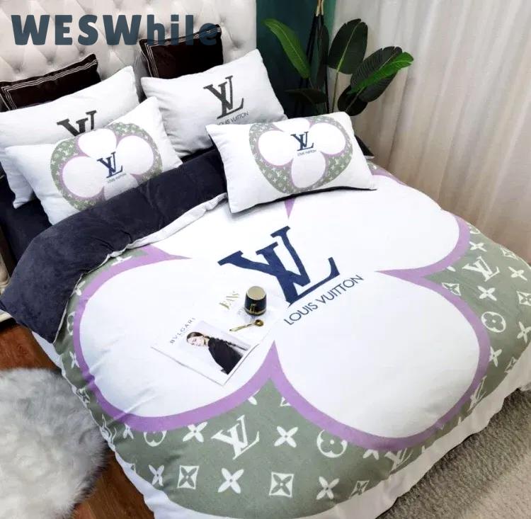 Louis vuitton hot new brown luxury brand bedding sets bedspread duvet cover set, bedroom decor , thanksgiving decorations for home best luxury bed sets gift thankgivings and christmas Bedding Sets