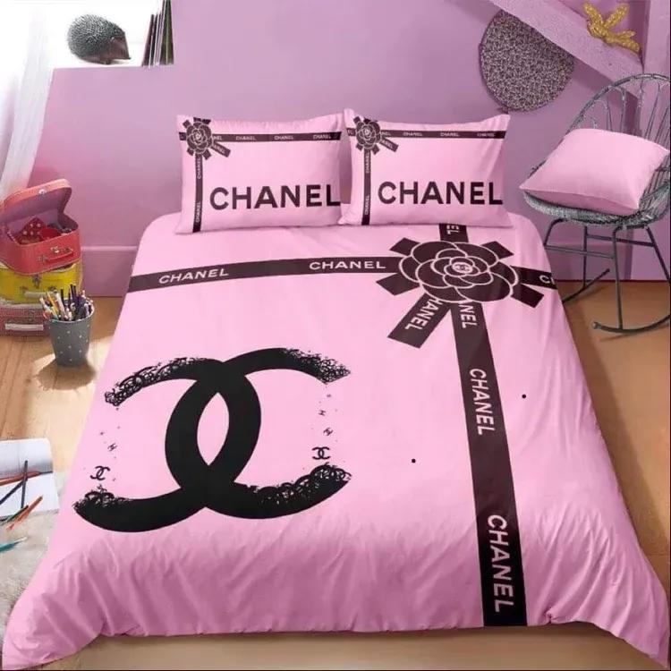 Chanel pinky hot new brown luxury brand bedding sets bedspread duvet cover set, bedroom decor , thanksgiving decorations for home best luxury bed sets gift thankgivings and christmas Bedding Sets