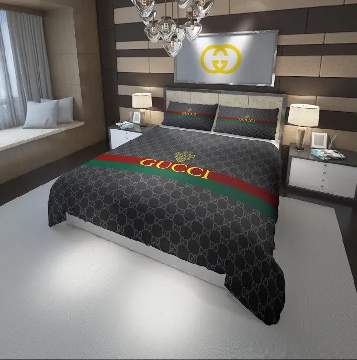 Gucci hot logo luxury brand bedding sets bedspread duvet cover set, bedroom decor , thanksgiving decorations for home best luxury bed sets gift thankgivings and christmas Bedding Sets