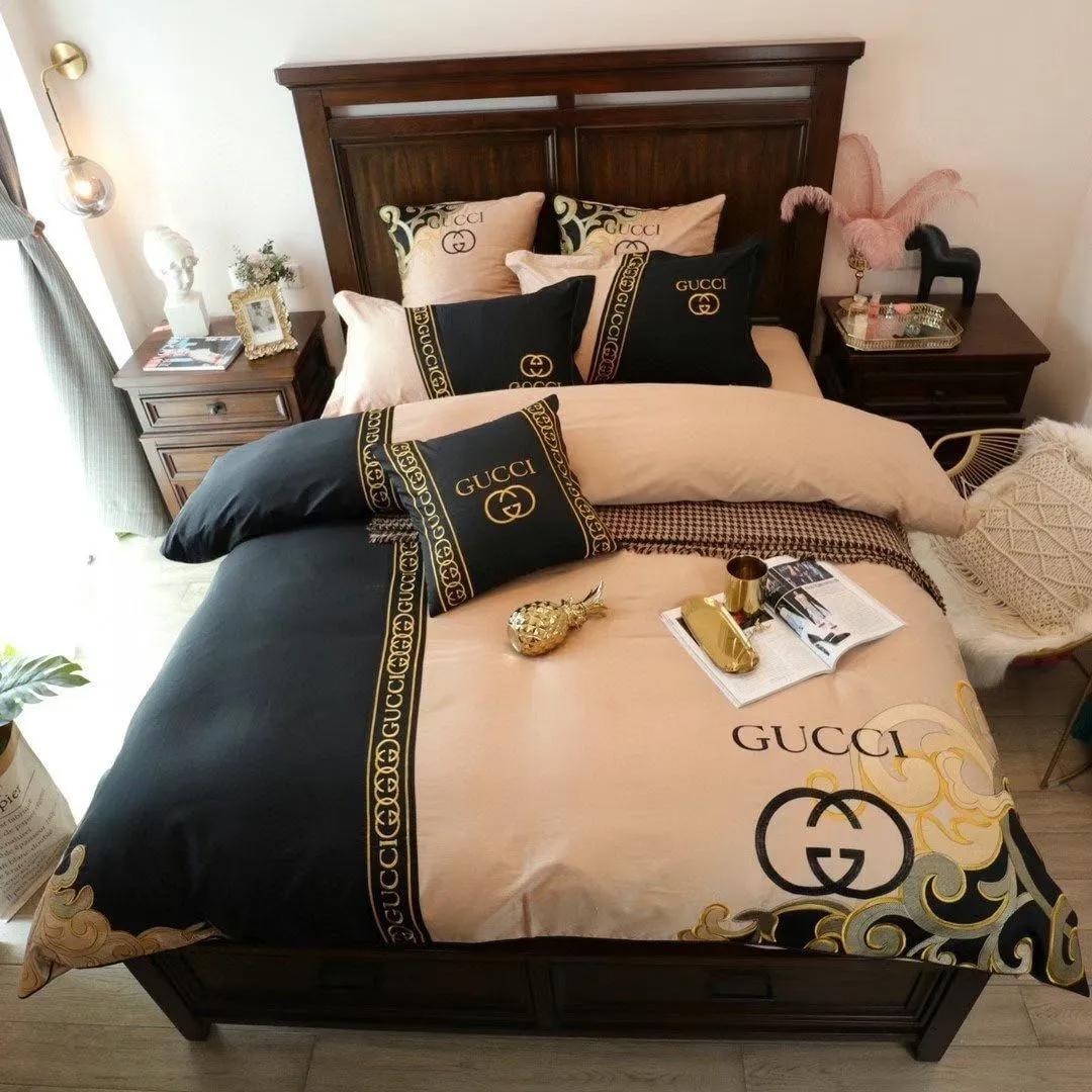 Gucci luxury brand high-end bedding sets, bedroom decor , thanksgiving decorations for home best luxury bed sets gift thankgivings and christmas Bedding Sets