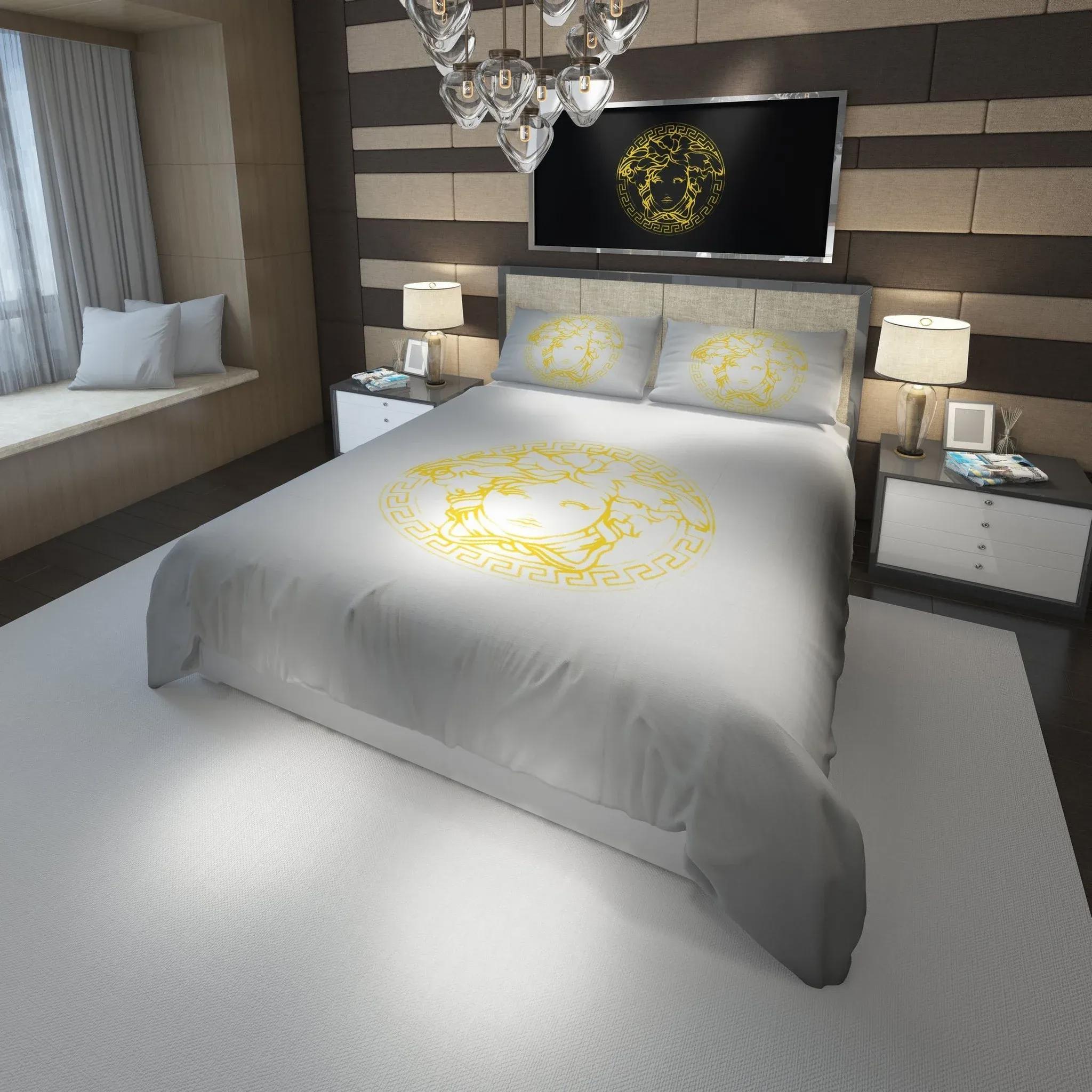 Versace england luxury brand barocco logo golden bedding sets duvet cover bedroom sets bedset bedlinen best luxury bed sets gift thankgivings and christmas Bedding Sets