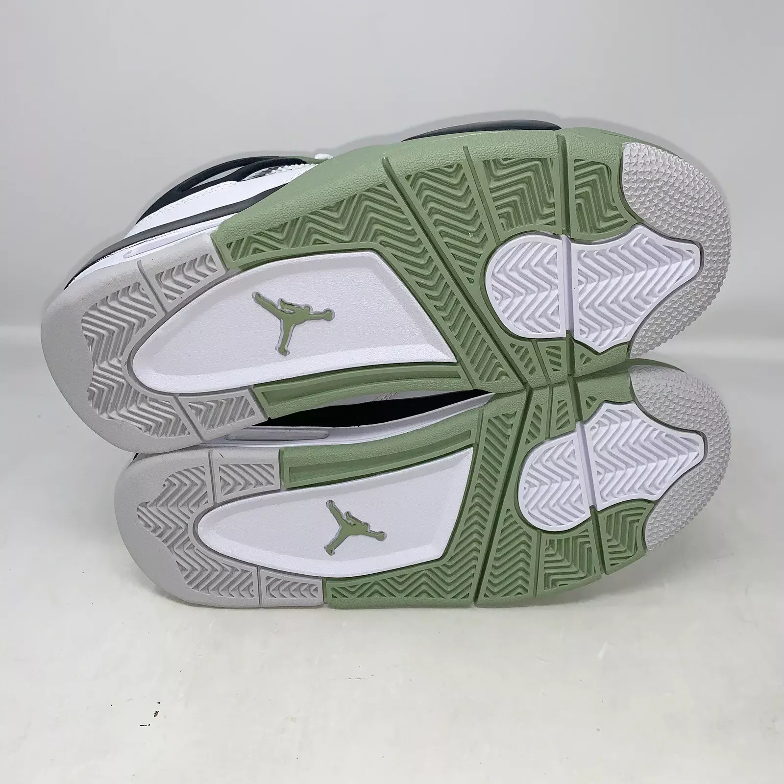 Air Jordan 4 'Seafoam Green' White Sneakers - Stylish Retro Kicks for Every Outfit