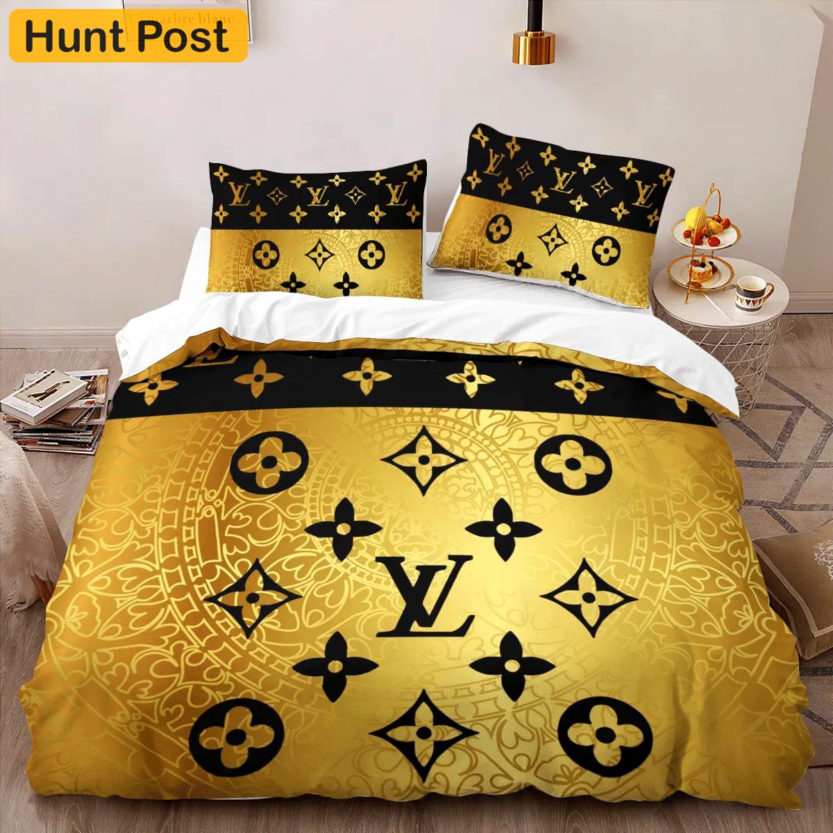 Louis vuitton golden luxury brand high-end bedding sets lv, bedroom decor , thanksgiving decorations for home best luxury bed sets gift thankgivings and christmas Bedding Sets