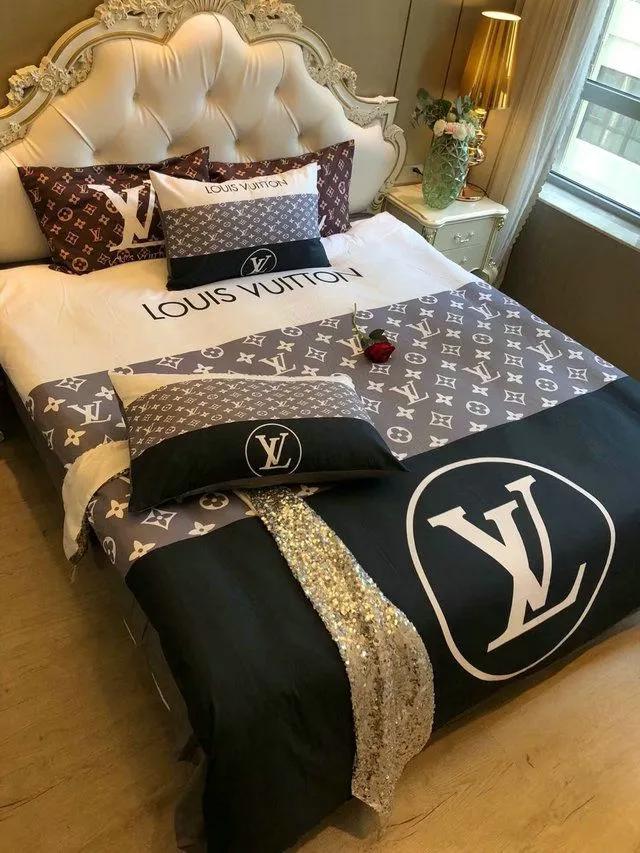 Louis vuitton logo type 1335 Bedding Sets luxury ideas duvet bedspread home decor blankets bed linen hyperbeast Bedroom bedclothes premium fashion brand sheets covers