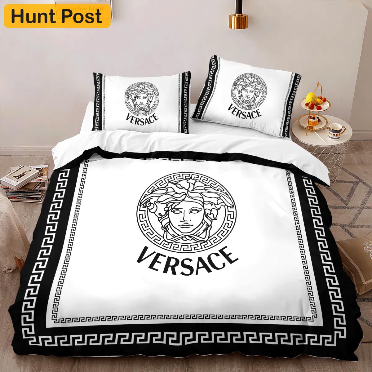 Versace white black limited edition luxury brand high-end bedding sets lv, bedroom decor , thanksgiving decorations for home best luxury bed sets gift thankgivings and christmas Bedding Sets