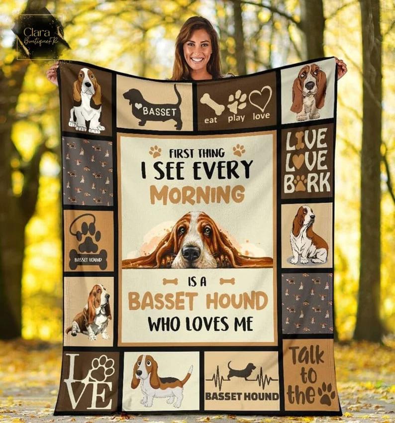 First thing i see every morning is a basset hound who loves me fleece blanket, mink sherpa blanket, basset hound blanket, pet lovers gift Quilt Blanket