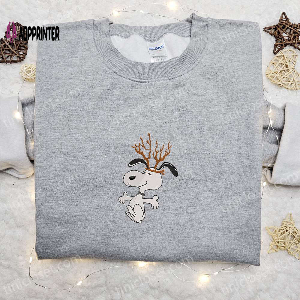Snoopy reindeer antlers shirt & peanuts cartoon hoodie: best christmas gifts for family Embroidered Shirt