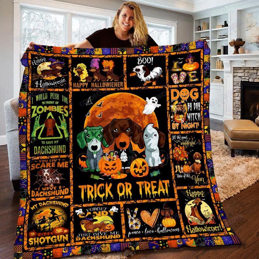 Halloween decorations dachshund halloween trick or treat quilt blanket tv056043 Quilt Blanket