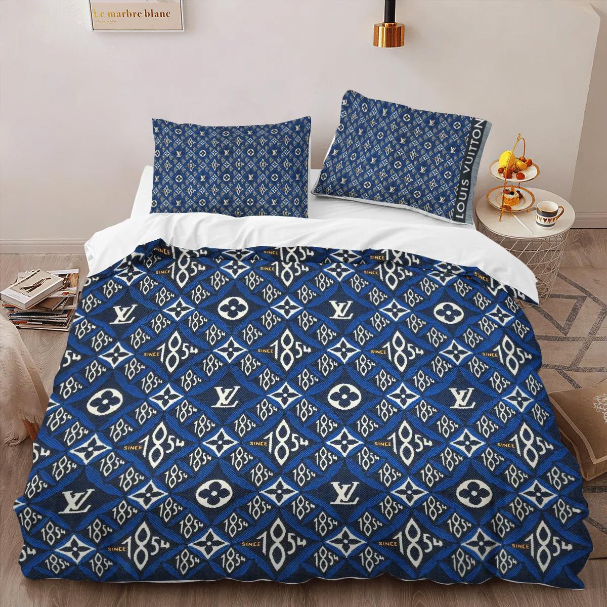 Louis vuitton fashion logo premium luxury brand high-end bedding sets lv, bedroom decor , thanksgiving decorations for home best luxury bed sets gift thankgivings and christmas Bedding Sets