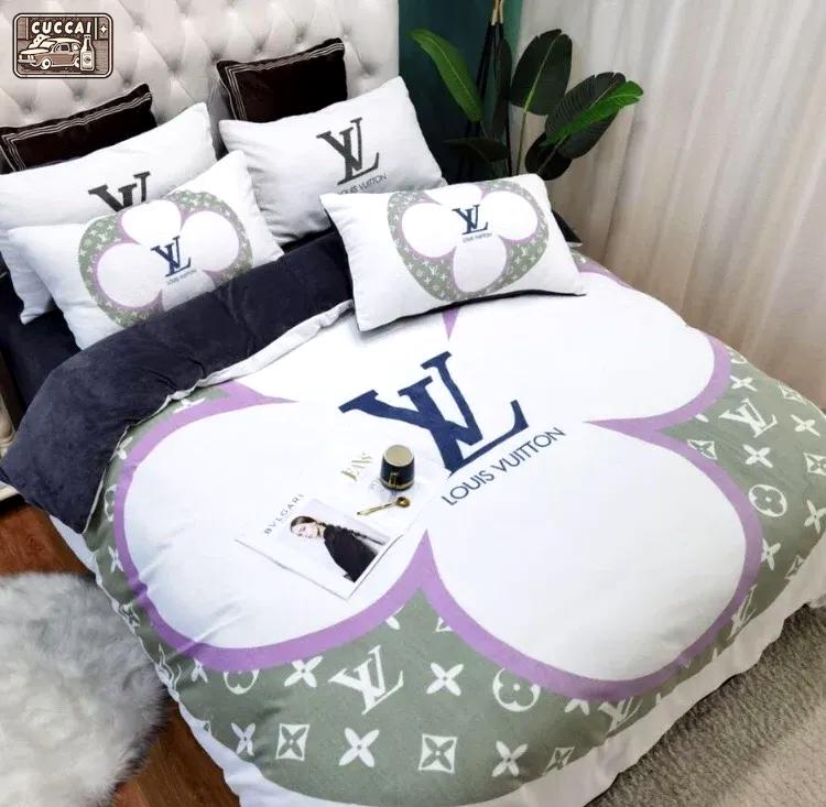 Louis vuitton hot new brown luxury brand bedding sets bedspread duvet cover set, bedroom decor , thanksgiving decorations for home best luxury bed sets gift thankgivings and christmas Bedding Sets