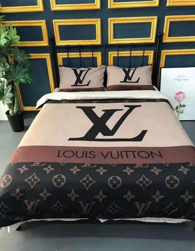 Louis vuitton logo new hot luxury brand bedding sets bedspread duvet cover set, bedroom decor , thanksgiving decorations for home best luxury bed sets gift thankgivings and christmas Bedding Sets