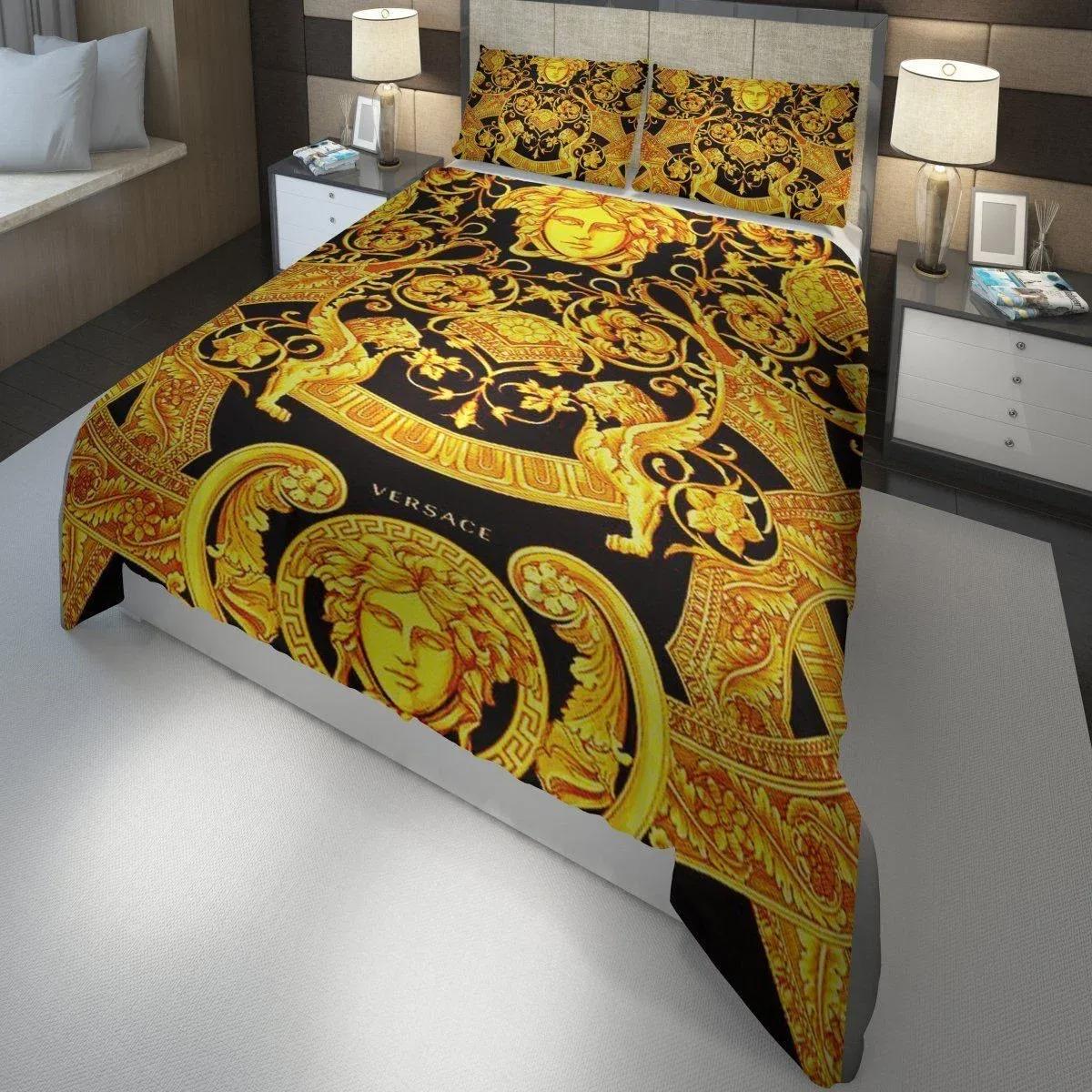 Versace england luxury brand barocco logo golden 3d bedding sets duvet cover bedroom sets bedset bedlinen best luxury bed sets gift thankgivings and christmas Bedding Sets