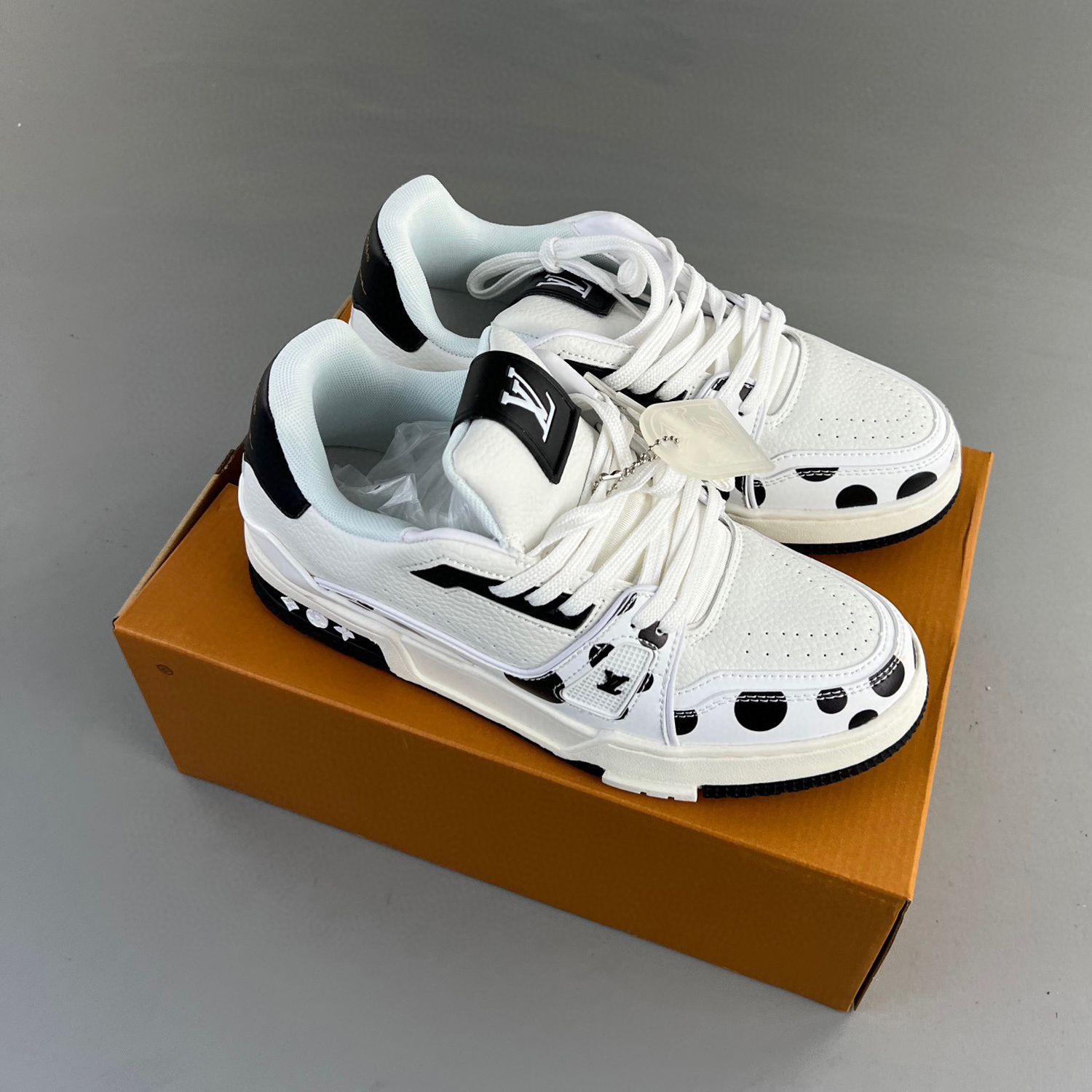 Louis vuitton lv trainer sneaker black white